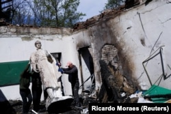 Пошкоджений пам’ятник Григорію Сковороді внаслідок російського ракетного удару по Національному музею Григорія Сковороди в селі Сковородинівка на Харківщині. Травень 2022 року