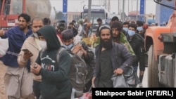 تعدادی از افغانهای که اخیرأ از ایران به افغانستان برگشته اند. آنان میگویند که به کمک های فوزی نیاز دارند. 