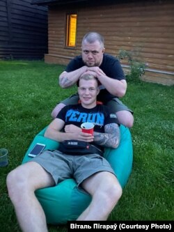 Фанаты менскага «Дынама«, якія цяпер ваююць ва Ўкраіне Віталь «Пума» і Андрэй «Бясьсьмертны»