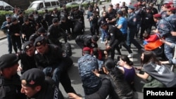 Полицейские задерживают протестующих, Ереван, 5 мая 2022 г.