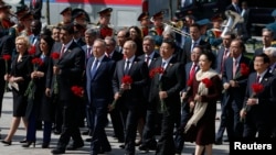 Мадуро (биринчи катарда, солдон үчүнчү) 2015-жылы 9-майда Жеңиш күнүнө арналган салтанатта. Москва.