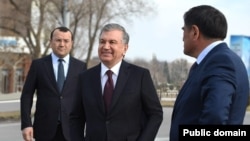 Зайнилобиддин Низомиддинов (крайний слева) с президентом Шавкатом Мирзиёевым. Архивное фото