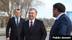 Өзбекстан президенті Шавкат Мирзияев (ортада) және президент әкімшілігінің жетекшісі Зайнилобиддин Низомиддинов (сол жақта).

