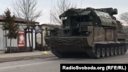 Жителі селища йдуть подалі, коли бачать військову техніку позначену літерою Z