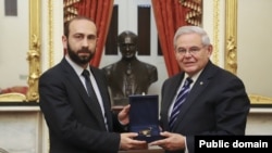 Միրզոյանը Մենենդեսին է փոխանցել Բարեկամության շքանշանը` հայ-ամերիկյան բարեկամական հարաբերությունների զարգացման գործում նշանակալի ավանդի համար։