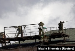 Cнайперів на даху під час російського військового параду до 77-ї річниці перемоги над нацистською Німеччиною у Другій світовій війні. Червона площа, Москва. 9 травня 2022 року