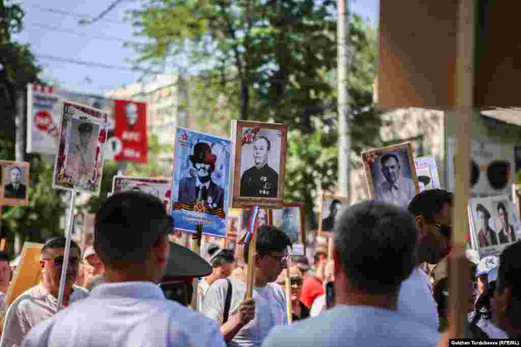 Фашизмге каршы согуштун ардагерлерине мамлекет ай сайын 7 миң сомдон, ал эми Жеңиш күнүнө карата бир жолку акчалай жардам тапшырып келет.