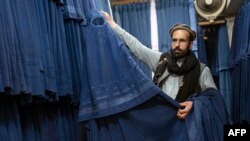 با تسلط طالبان به قدرت در افغانستان، به عوض دکان های فروش لوازم آرایشی کار فروش چادری و حجاب بیشتر رونق یافته است.