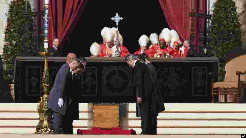 Труна з папам Францішкам на пляцы Сьвятога Пятра падчас яго пахаваньня ў Ватыкане ў суботу, 26 красавіка 2025 году
