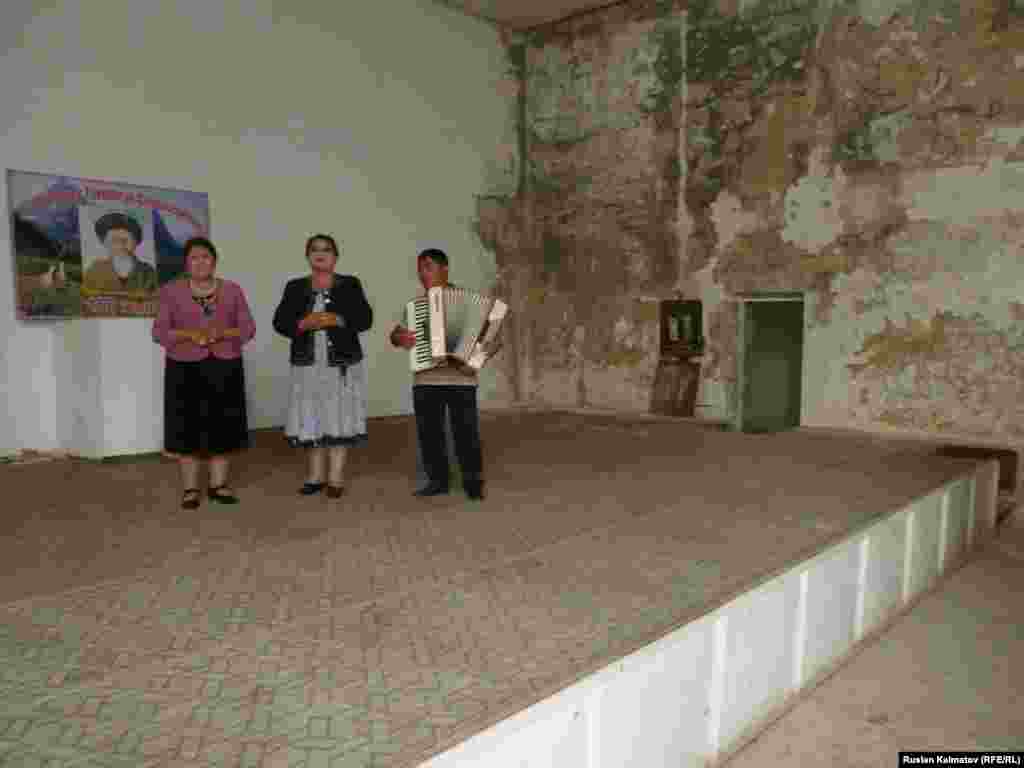 Даталуу күндөрдө жана атайын иш-чараларда райондун артисттери ушул залда даярдык көрүшөт. 