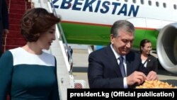 Өзбекстан президенті Шавкат Мирзияевтің Бішкек әуежайына түскен сәті. 5 қыркүйек 2017 жыл.