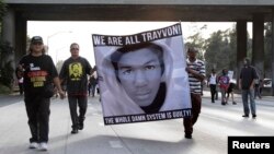 Демонстранти виражають своє невдоволення рішенням суду виправдати Джорджа Зіммермана, Лос-Анджелес, 14 липня 2013 року