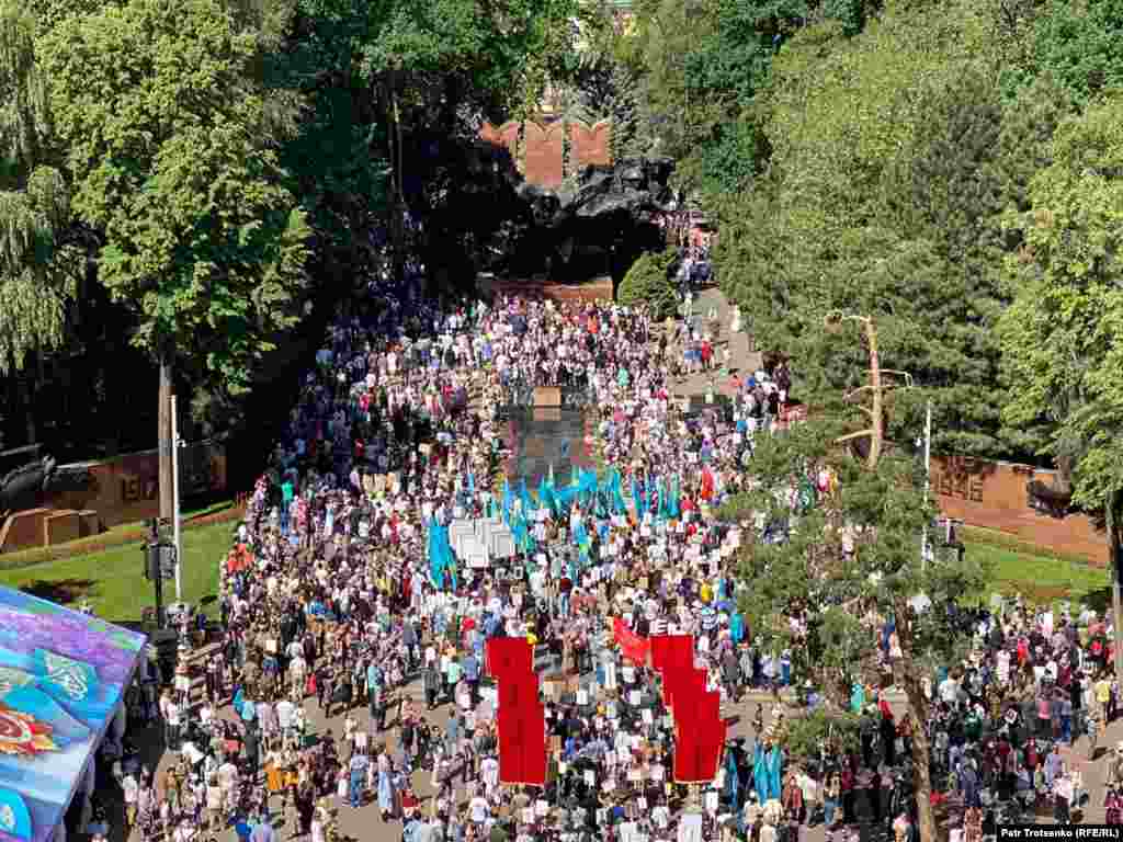 Мәңгілік алау жанындағы мемориалға гүл қою үшін кезекке тұрған жұрт.&nbsp;