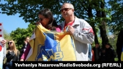 Учасники акції просять не лише вивести з «Азовсталі» українських військових, у першу чергу, поранених, а й дозволити забрати тіла загиблих бійців