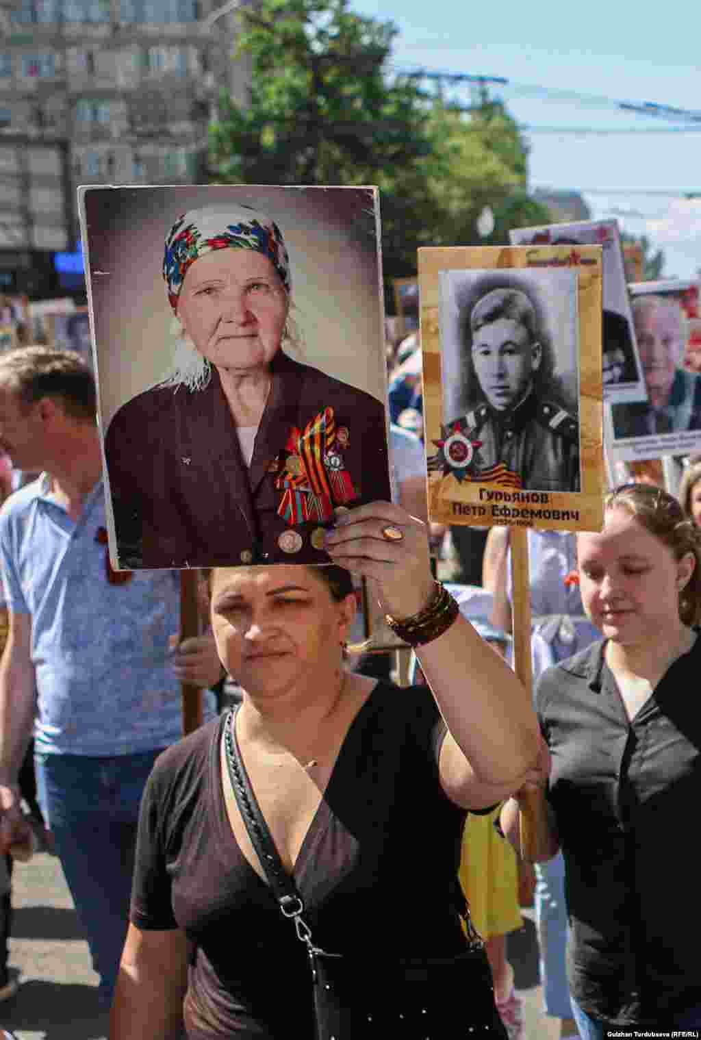 &nbsp;Быйылкы &quot;Өлбөс полк&quot; жүрүшүнө 20 миңге жакын киши катышканын жүрүштүн уюштуруучулары билдиришти.&nbsp;&nbsp;