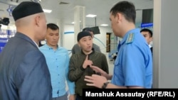 Граждане, которые, по их словам, подвергались пыткам под стражей после того, как были задержаны в связи с январскими событиями, рассказывают представителям прокуратуры города Алматы о «необъективном расследовании» дел по их жалобам. Алматы,  6 мая 2022 года