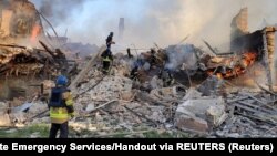 Рятувальники біля завалів школи, зруйнованої російським обстрілом, Білогорівка, 8 травня 2022 року