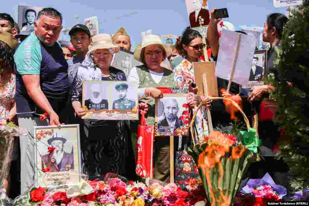 &quot;Өлбөс полк&quot; жүрүшүнүн катышуучулары &quot;Өчпөс отко&quot; гүлчамбар коюшту.