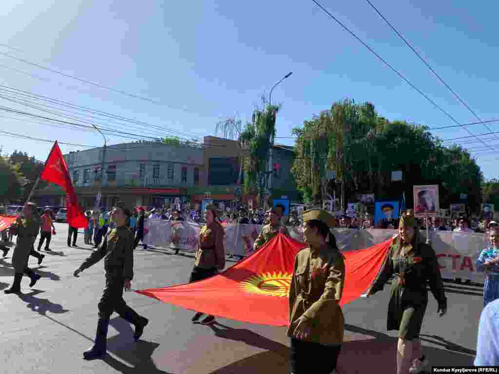 Айрым постсоветтик өлкөлөр Орусиянын Украинадагы согуштук аракеттеринен улам быйыл &quot;Өлбөс полк&quot; жүрүшү өткөрүлбөй турганын билдиришкен.