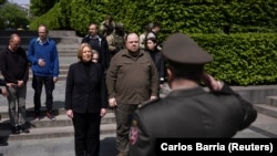 Գերմանիայի խորհրդարանի նախագահ Բերբել Բասը Ուկրաինայի խորհրդարանի խոսնակ Ռուսլան Ստեֆանչուկի ուղեկցությամբ մասնակցել է Անհայտ զինվորի գերեզմանին ծաղկեպսակ դնելու արարողությանը, 8-ը մայիսի, 2022թ.