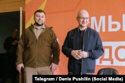 Сергій Кирієнко (праворуч) у Маріуполі разом з ватажком угруповання «ДНР»