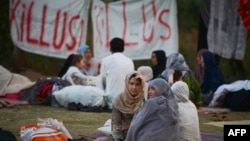 برخی از خانواده های افغان که در نتیجه تحولات نزدیک به دو سال گذشته مجبور به ترک افغانستان شده اند. 