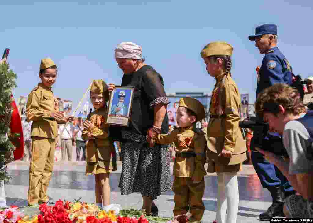 &quot;Өлбөс полк&quot; жүрүшүнүн катышуучулары. 9-май, 2022-жыл.