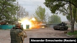5-nji maýda günorta port şäheri Mariupoldaky "Azowstal" polat zawodynyň golaýynda, söweş wagtynda Moskwany goldaýan separatist goşunlar tankdan ot açýarlar.