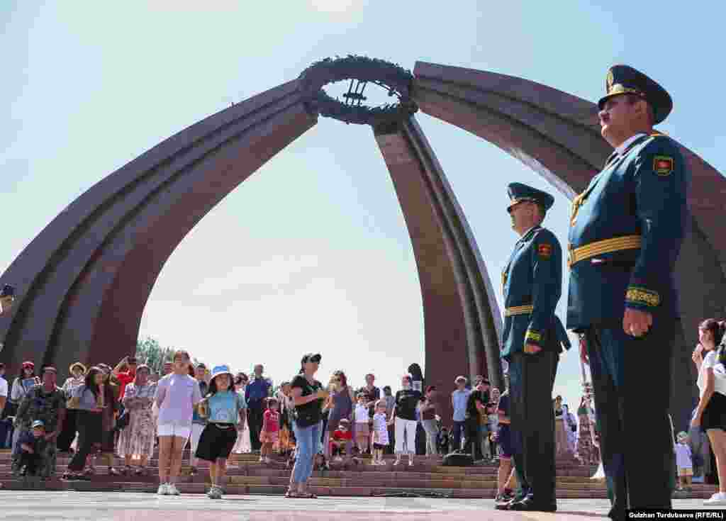 Жеңиш күнүн белгилөө Жеңиш аянтындагы &quot;Өчпөс отто&quot; да уланды.&nbsp;