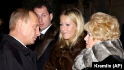 Президент Росії Володимир Путін розмовляє з Людмилою Нарусовою (праворуч), вдовою екс-мера Петербурга Анатолія Собчака, та його дочкою – Ксенією, 29 листопада 2003 року