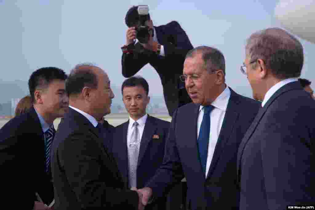 Министра иностранных дел России Сергея Лаврова встречают в аэропорту Пхеньяна.&nbsp;