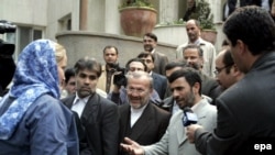 Президент Ирана (справа) вдоволь накуражился над пленниками, прежде чем отпустить их домой