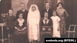 Емігранти з міжвоєнної Польщі у Франції. Святкування першого причастя. Друга справа Яніна Гринцевич. Зліва від неї її батьки