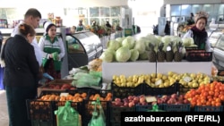 Türkmenistanyň bazarlarynyň birinde satyjylar we alyjylar (Illýustrasiýa suraty)