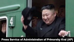 Kim Chen In Shimoliy Koreya poytaxti Pxenyan shahridan Vladivostokka taxminan 700 kilometrlik masofani zirhlangan xususiy poezdda bosib o‘tdi. 