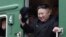 Kim Chen In Shimoliy Koreya poytaxti Pxenyan shahridan Vladivostokka taxminan 700 kilometrlik masofani zirhlangan xususiy poezdda bosib o‘tdi. 