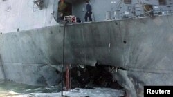 Эсминец "Коул" (USS Cole) после нападения на него в октябре 2000 года