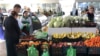Bazarlardaky arzanlaşyk az ýaşady, ataly-ogul adamlary aldamakda aýyplanýar