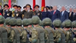 Аляксандар Лукашэнка прымае парад 9 траўня 2010 году.