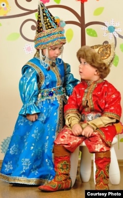 Бакчага йөрүчеләр Сәлимә белән Аяз