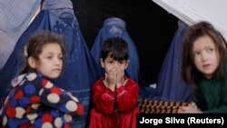 یک فامیل بیجا شده داخلی در افغانستان