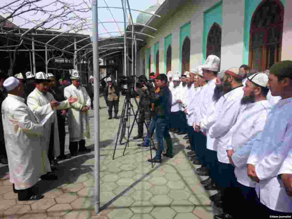 Баш кийим катары калпак кабыл алынган.