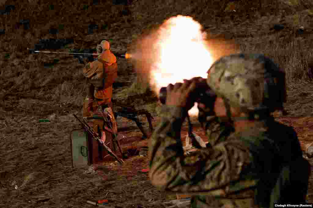 Військовослужбовець батальйону &laquo;Карпатська Січ&raquo; стріляє із РПГ на лінії фронту поблизу Кремінної. Луганська область, 3 січня 2023 року. &nbsp; &laquo;Ця війна повністю відрізняється від громадянської війни у нас в Колумбії. Їх неможливо порівнювати. Тут застосовується багато артилерії. Росіяни атакують нас ракетами, касетними бомбами. Тому тут все по-іншому. Тож, ми даємо відсіч, намагаючись вижити та прогнати росіян із України&raquo;, &ndash; сказав агенції Reuters Хуан Пабло Уртадо Латорре іноземний доброволець батальйону &laquo;Карпатська Січ&raquo; із Колумбії