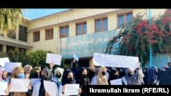 تعدادی از محصلین پوهنتون ننگرهار که در مخالفت به تصمیم طالبان در خصوص بستن دروازه پوهنتون ها به روی دختران و زنان٬ دست به اعتراض زدند