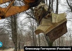 Під час демонтажу пам’ятника російському поету Олександру Пушкіну в місті Краматорську на Донеччині, 30 грудня 2022 року
