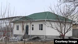 Баткен. Курулушу бүткөн үйлөрдүн бири.