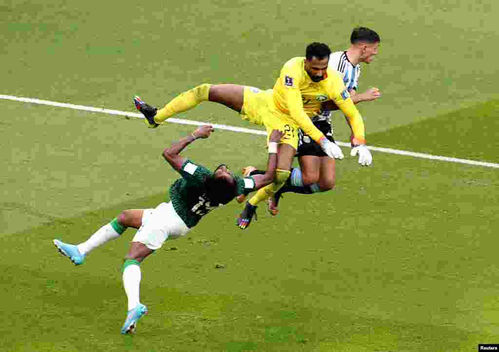 Катардагы дүйнө чемпионатындагы биринчи сенсацияны Сауд Арабиясы жаратты. Дүйнөлүк футбол уюмунун (ФИФА) рейтингинде 51-орунда турган араб өлкөсү белгилүү футбол жылдыздары менен таанылган, эки жолу дүйнө чемпиону болгон Аргентинаны (2:1) утуп алды.