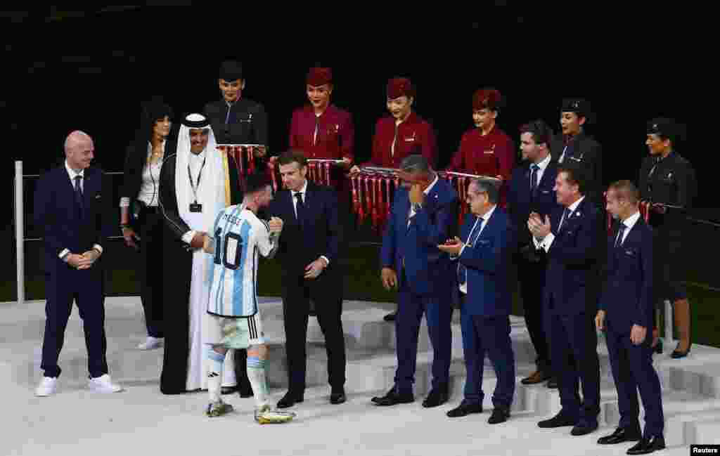 Францияныны президенти Эмануэль Макрон Мессини жеңиши менен куттуктап жатат.