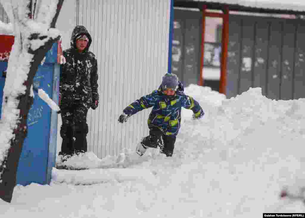 Калың кар балдарды кубантты.