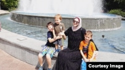 Зөлфинә Нәбиева балалары белән